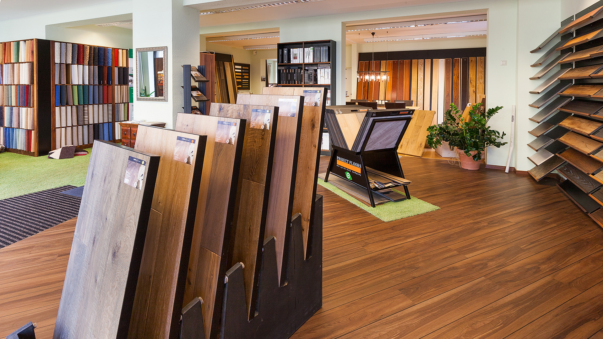 Ausstellung für Bodenbeläge in Versmold mit vielfältigen Musterflächen Große Bodenausstellung in Versmold mit Parkett-, Teppich- und Designbelagmustern sowie verschiedenen Präsentationssystemen